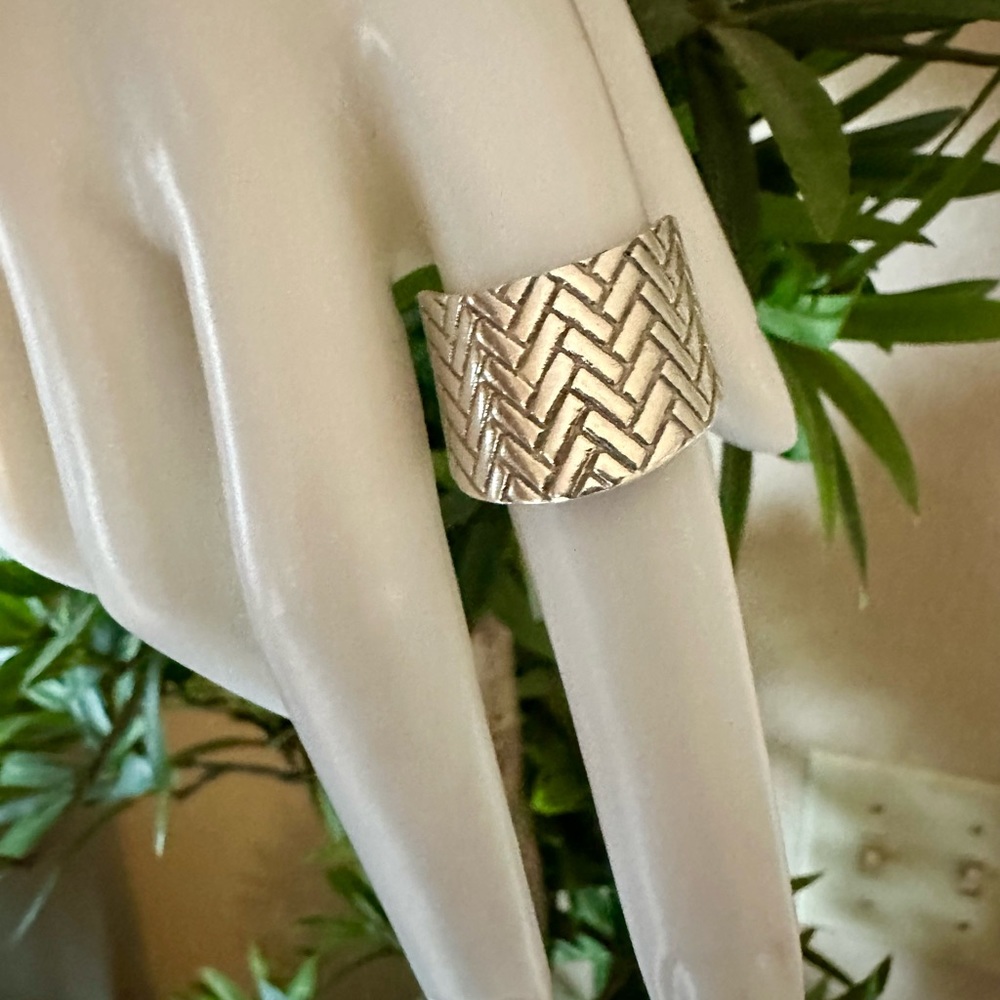 Sterling Silver Signed 925  Vintage Wide Chevron Ridged Ring 7.5